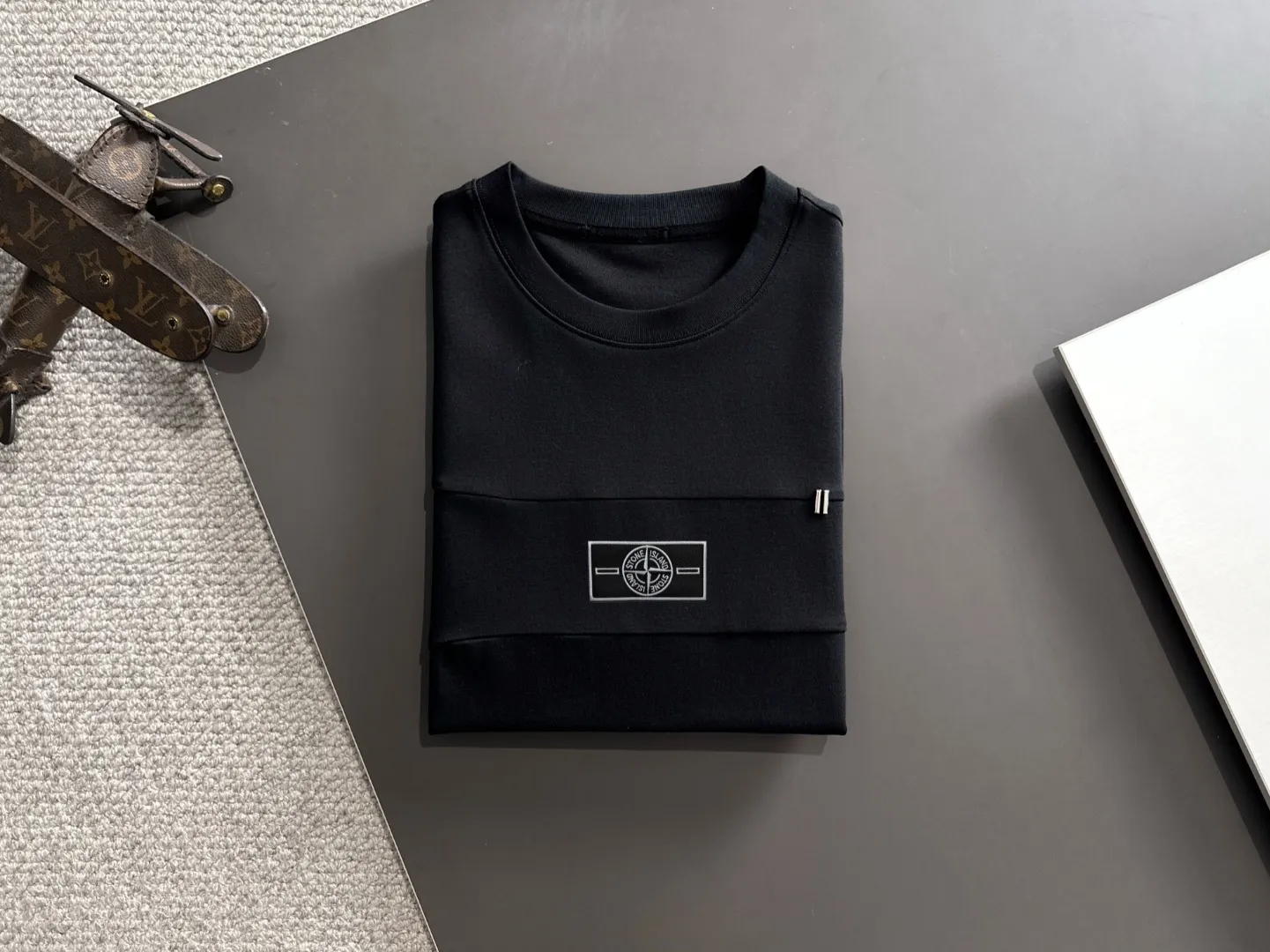 Next day shipment P300 High version Stone lsland/Stone Island 25ss spring and summer new high-end T-shirt Made with machines imported from Italy. Truly the most luxurious and high-quality style that you can wear with your eyes closed. Heavy combed fabrics. High-strength and heavy-weight fabrics feel substantial when weighed. The upper body is more textured than ordinary T-shirts and is not easy to deform. This texture can cope with the weather, absorb sweat and breathable, and is suitable for both hot and cold conditions! Perfectly produced with reference to the original stitch and stitch! The loose fit design is super noble. Custom-woven signature ribbed collar, cuffs, and hem. Really rare and rare goods Size: M-XXXL